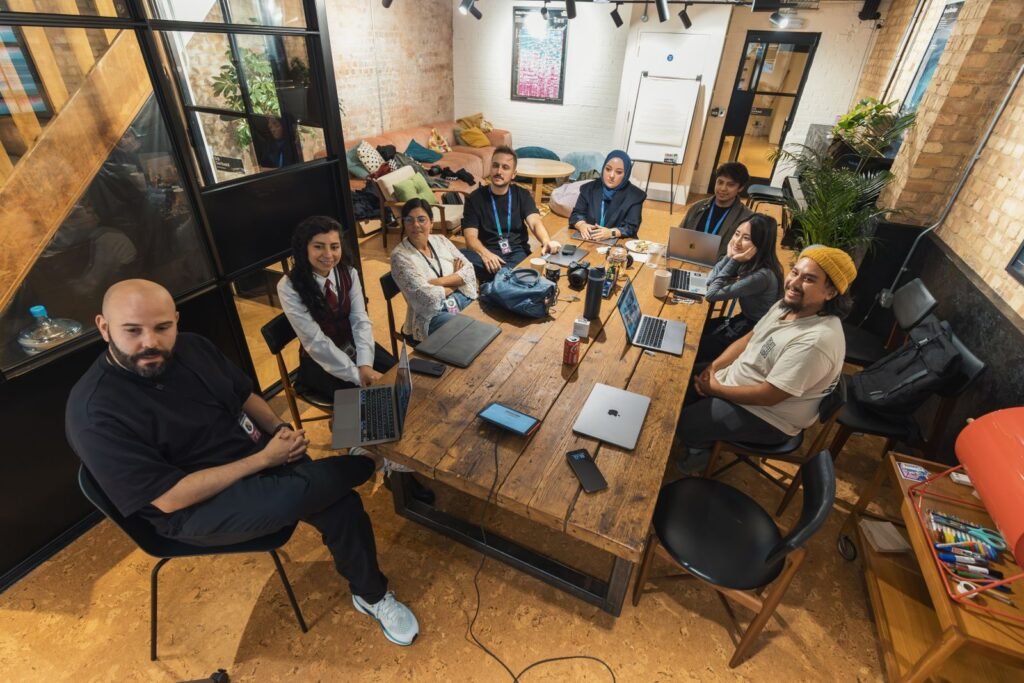 Equipo diverso colaborando en un espacio de trabajo moderno