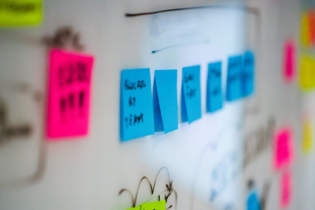 Equipo trabajando en la corrección de un proceso con notas - Programa de corrección