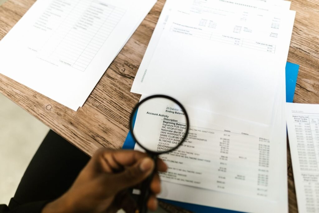 Auditor revisando documentos con lupa - Diagnóstico Express